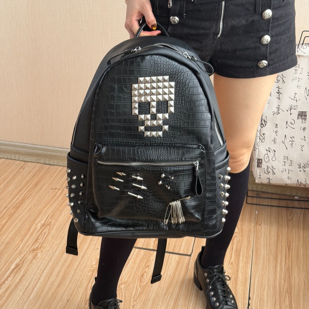 Mens Fashion Blog - Originele zwarte krokodillenpatroon schedel klinknagel rugzak